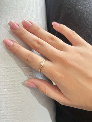 Anillo promise cruzado.