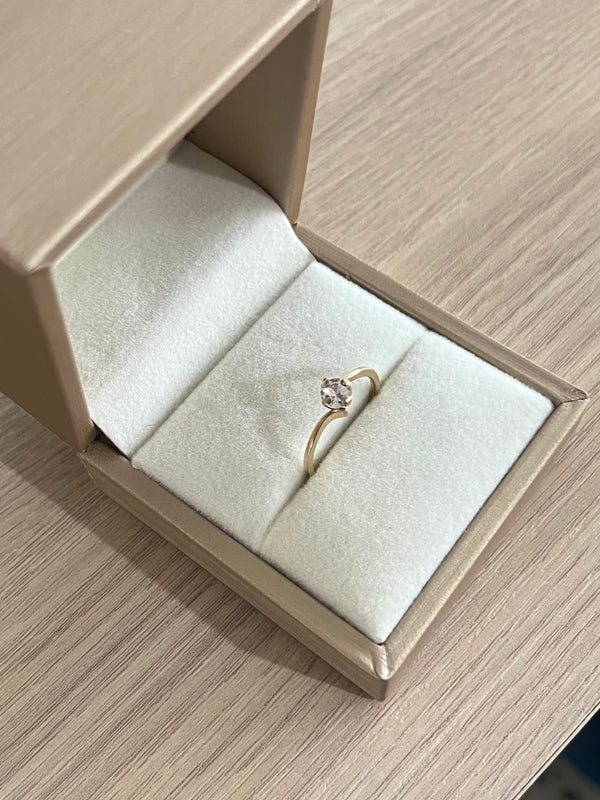 Anillo promise cruzado.